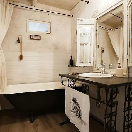 Eremo Artistico Con Hot Tub Idromassaggio E Sala Giochi Apartment